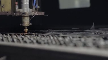 Atölyedeki metal levhayı kes. Ağır sanayide modern bir araç. Tehlikeli bir iş. Yüksek hassasiyetli çelik parçaları üretimi. Kapalı alanda işlemin otomasyonu. Demircilik için otomatik çalışma. Bilgisayar cnc 'yi kapat