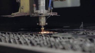 Atölyedeki metal levhayı kes. Ağır sanayide modern bir araç. Tehlikeli bir iş. Yüksek hassasiyetli çelik parçaları üretimi. Kapalı alanda işlemin otomasyonu. Demircilik için otomatik çalışma. Bilgisayar cnc 'yi kapat