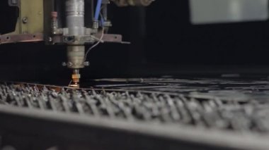 Sac metal atölyesinde kesti. Ağır sanayi modern bir araç. Tehlikeli bir iş. Yüksek hassasiyetli çelik parçaları imalatı. Kapalı süreç otomasyonu. Demir iskelet için otomatik çalışma. ağır çekim