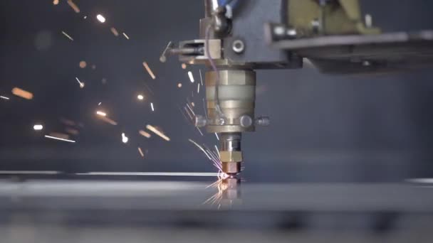 高精度数控激光焊接金属薄板、 高速切割、 激光焊接、 激光切割技术，激光焊接机 — 图库视频影像