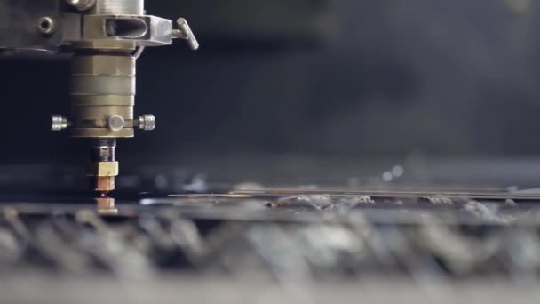 Skär plåt vid verkstad. Modernt verktyg i tung industri. Farligt jobb. Hög precisions tillverkning av stål detaljer. CNC Lasers kärning av metall, modern industri maskin. Litet skärpedjup. — Stockvideo