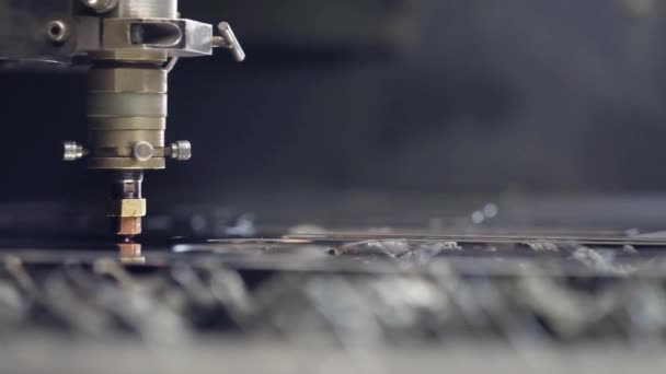 Corte chapa metálica en taller. Herramienta moderna en la industria pesada. Un trabajo peligroso. Fabricación de piezas de acero de alta precisión. CNC Corte por láser de metal, máquina industrial moderna. Pequeña profundidad de campo . — Vídeo de stock