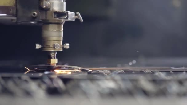 Corte chapa metálica en taller. Herramienta moderna en la industria pesada. Un trabajo peligroso. Fabricación de piezas de acero de alta precisión. CNC Corte por láser de metal, máquina industrial moderna. Pequeña profundidad de campo . — Vídeo de stock