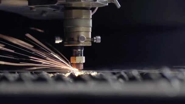 Skär plåt vid verkstad. Modernt verktyg i tung industri. Farligt jobb. Hög precisions tillverkning av stål detaljer. CNC Lasers kärning av metall, modern industri maskin. Litet skärpedjup. — Stockvideo