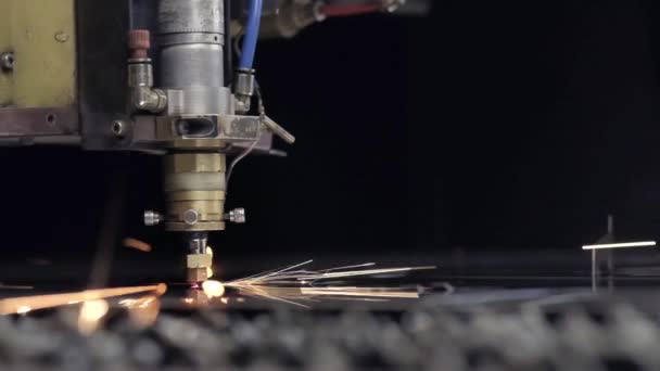 Corte chapa metálica en taller. Herramienta moderna en la industria pesada. Un trabajo peligroso. Fabricación de piezas de acero de alta precisión. CNC Corte por láser de metal, máquina industrial moderna. Pequeña profundidad de campo . — Vídeo de stock