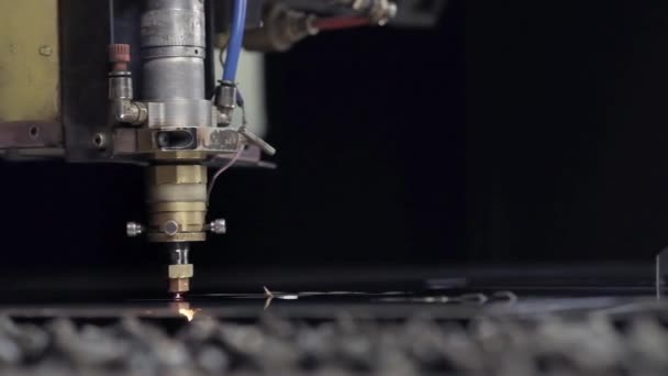 Skär plåt vid verkstad. Modernt verktyg i tung industri. Farligt jobb. Hög precisions tillverkning av stål detaljer. CNC Lasers kärning av metall, modern industri maskin. Litet skärpedjup. — Stockvideo