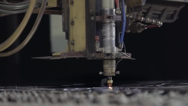 Машина лазерной резки с ЧПУ во время резки листового металла с зажиганием светильников. — стоковое видео