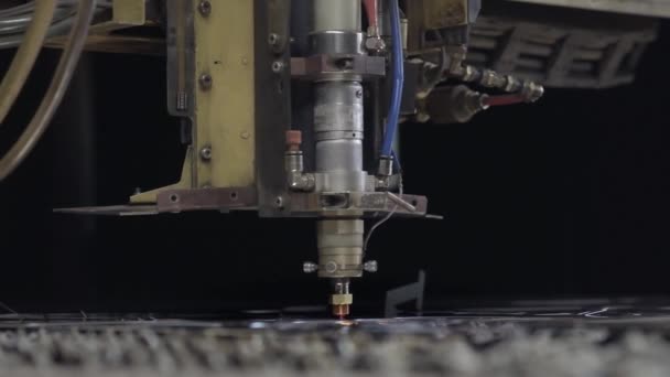 La macchina di taglio laser CNC mentre si taglia la lamiera con la luce scintillante.Il processo di taglio della lamiera ad alta precisione tramite taglio laser — Video Stock