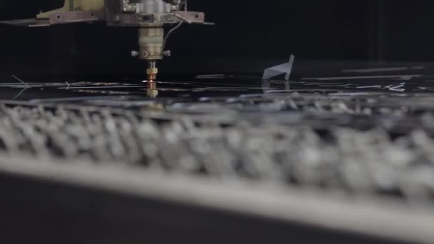 Die CNC-Laserschneidemaschine beim Schneiden des Blechs mit dem Funkenlicht. Der hochpräzise Blechschneideprozess durch Laserschnitt — Stockvideo