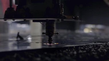 Cnc lazer kesme makinası sac parlak ışık ile kesim sırasında. Merhaba-hassas sac kesim işlemi lazer kesim