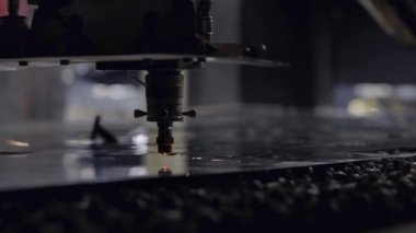Cnc lazer kesme makinası sac parlak ışık ile kesim sırasında. Merhaba-hassas sac kesim işlemi lazer kesim
