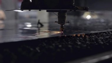 Cnc lazer kesme makinası sac parlak ışık ile kesim sırasında. Merhaba-hassas sac kesim işlemi lazer kesim.