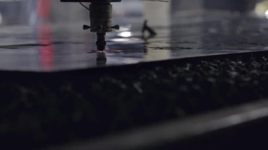Cnc lazer kesme makinası sac parlak ışık ile kesim sırasında. Merhaba-hassas sac kesim işlemi lazer kesim