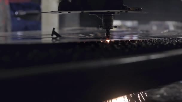 Máquina Corte Laser Cnc Enquanto Corta Chapa Metálica Com Luz — Vídeo de Stock