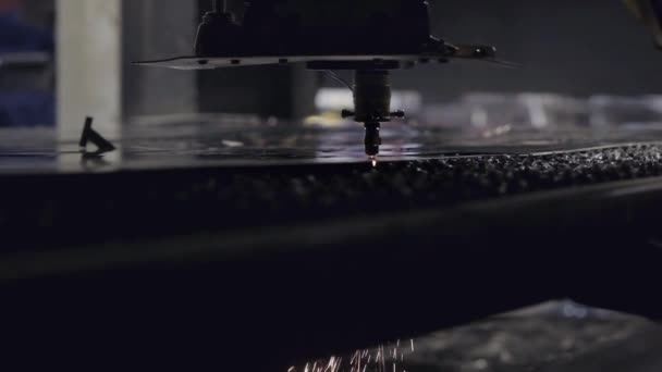 De Cnc laser gesneden machine terwijl het snijden van het plaatmateriaal met het vonkende licht. Het blad van de Hallo-precisie uitsnijden door laser gesneden — Stockvideo