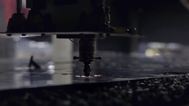 La máquina de corte por láser CNC al cortar la chapa metálica con la luz de chispa. El proceso de corte de chapa de alta precisión por corte láser — Vídeo de stock