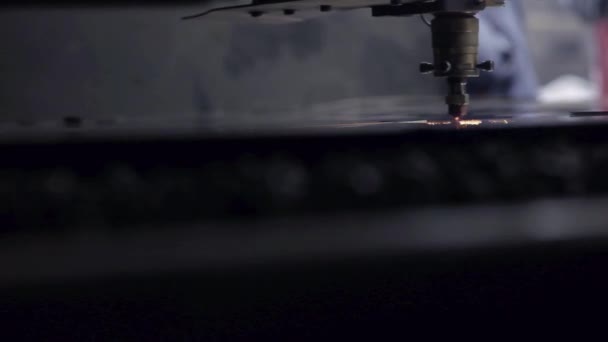 Cnc レーザーは、火花の光と板金を切断しながらマシンをカットしました。レーザーによる高精度シート加工カット — ストック動画