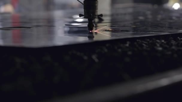 Hochpräzise CNC-Laserschweißen von Blechen, Hochgeschwindigkeitsschneiden, Laserschweißen, Laserschneidtechnologie, Laserschweißmaschine — Stockvideo