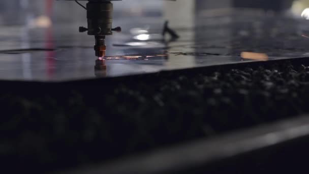 A máquina de corte a laser CNC enquanto corta a chapa metálica com a luz de faísca.O processo de corte de chapa de alta precisão por corte a laser — Vídeo de Stock