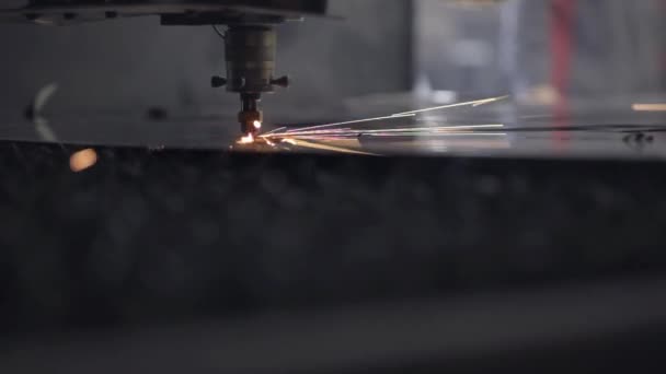 Corte chapa metálica en taller. Herramienta moderna en la industria pesada. Un trabajo peligroso. Fabricación de piezas de acero de alta precisión. CNC Corte por láser de metal, máquina industrial moderna. Pequeña profundidad de campo . — Vídeos de Stock