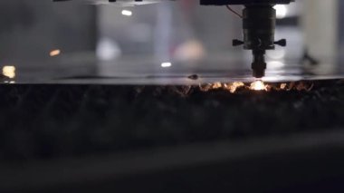 Atölyede sac kesme. Ağır sektörde modern bir araçtır. Tehlikeli bir iş. Çelik parçaların yüksek hassasiyetli imalatı. Metal, modern endüstriyel makine CNC lazer kesim. Küçük alan derinliği.