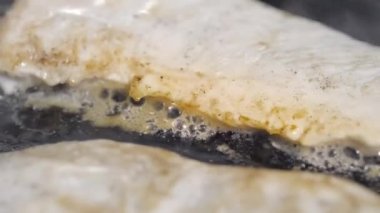 Izgara tavuk. Bir parça tavuk fileto ızgarada. Restoranda mutfak