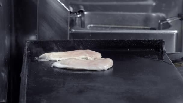 Hühnchen vom Grill. Ein Stück Hühnerfilet wird gegrillt. Küche im Restaurant — Stockvideo