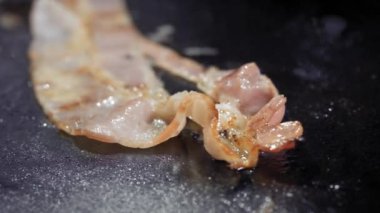 Bir dilim kızarmış sıcak bir ızgara domuz pastırması Close-Up