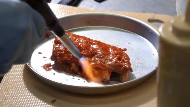Mangal sosu ile domuz kaburgalarının yumuşatma ve kaplama — Stok video