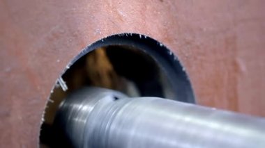 Metal. Metal ile büyük matkap makinesi matkaplar.