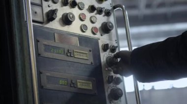 Fabrika işçisi ayarı kadar Cnc Torna fabrika makinesidir.