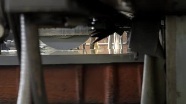 Metal işleri ve kemer sander makine imalat basın formunun işlemi. Precision iş ve yağ veya soğutucu ile kalıp taşlama yeni elektrikli araç. Hızlı dönme ve şekillendirme ürün. Kapalı kapatmak