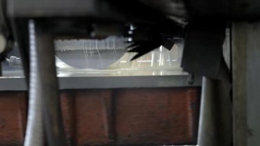 Metal işleri ve kemer sander makine imalat basın formunun işlemi. Precision iş ve yağ veya soğutucu ile kalıp taşlama yeni elektrikli araç. Hızlı dönme ve şekillendirme ürün. Kapalı kapatmak