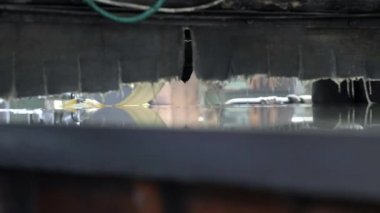 Metal işleri ve kemer sander makine imalat basın formunun işlemi. Precision iş ve yağ veya soğutucu ile kalıp taşlama yeni elektrikli araç. Hızlı dönme ve şekillendirme ürün. Kapalı kapatmak