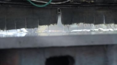 Metal işleri ve kemer sander makine imalat basın formunun işlemi. Precision iş ve yağ veya soğutucu ile kalıp taşlama yeni elektrikli araç. Hızlı dönme ve şekillendirme ürün. Kapalı kapatmak