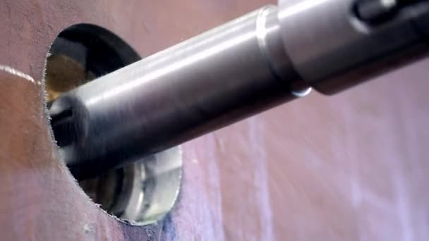 Metallbearbeitung. Riesige Bohrmaschine bohrt sich durch Metall. — Stockvideo