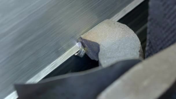 CNC frezeleme makinesi fabrika üzerinde metal detay üretir. Metal işleme makinesi. Metal katmanını kaldırır. — Stok video