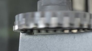 CNC frezeleme makinesi fabrika üzerinde metal detay üretir. Metal işleme makinesi. Metal katmanını kaldırır.