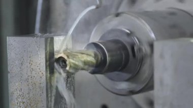 CNC frezeleme makinesi fabrika üzerinde metal detay üretir. Metal işleme makinesi. Metal katmanını kaldırır.