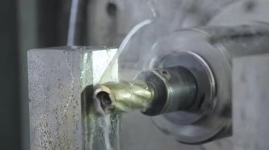 CNC frezeleme makinesi fabrika üzerinde metal detay üretir. Metal işleme makinesi. Metal katmanını kaldırır.
