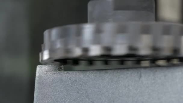 CNC-Fräsmaschine produziert Metalldetails ab Werk. Metallbearbeitungsmaschine. entfernt eine Schicht Metall. — Stockvideo