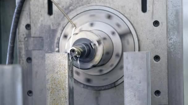 Frezarka CNC produkuje metal szczegółowo w fabryce. Maszyna do obróbki metali. Usuwa warstwę metalu. — Wideo stockowe
