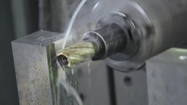 Fraiseuse CNC produit des détails métalliques sur l'usine. Machine de travail des métaux. Enlève une couche de métal .