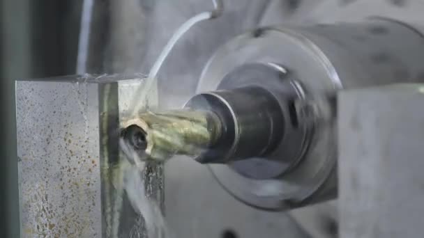 La fresatrice CNC produce dettagli in metallo sulla fabbrica. Macchina per la lavorazione dei metalli. Rimuove uno strato di metallo . — Video Stock