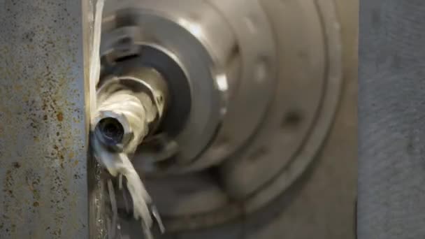 La fresatrice CNC produce dettagli in metallo sulla fabbrica. Macchina per la lavorazione dei metalli. Rimuove uno strato di metallo . — Video Stock