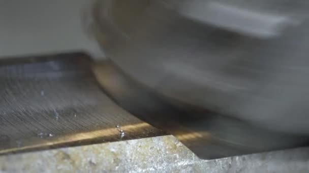 Fresadora CNC produz detalhes de metal na fábrica. Máquina metalúrgica. Remove uma camada de metal . — Vídeo de Stock