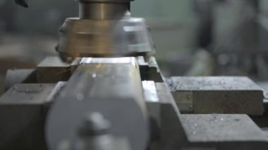 CNC frezeleme makinesi fabrika üzerinde metal detay üretir. Metal işleme makinesi. Metal katmanını kaldırır.