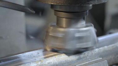 CNC frezeleme makinesi fabrika üzerinde metal detay üretir. Metal işleme makinesi. Metal katmanını kaldırır.