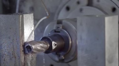 CNC frezeleme makinesi fabrika üzerinde metal detay üretir. Metal işleme makinesi. Metal katmanını kaldırır.
