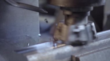 CNC frezeleme makinesi fabrika üzerinde metal detay üretir. Metal işleme makinesi. Metal katmanını kaldırır.
